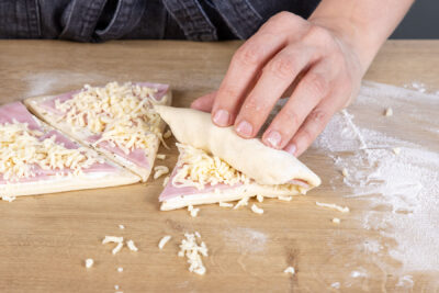 Schinken-Käse-Hörnchen zusammenrollen