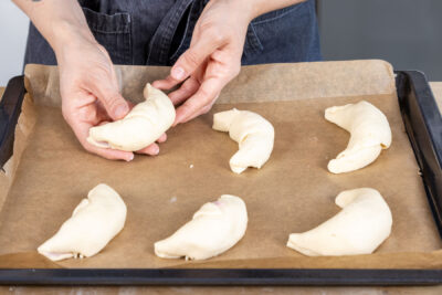 Schinken-Käse-Hörnchen auf das Backblech legen