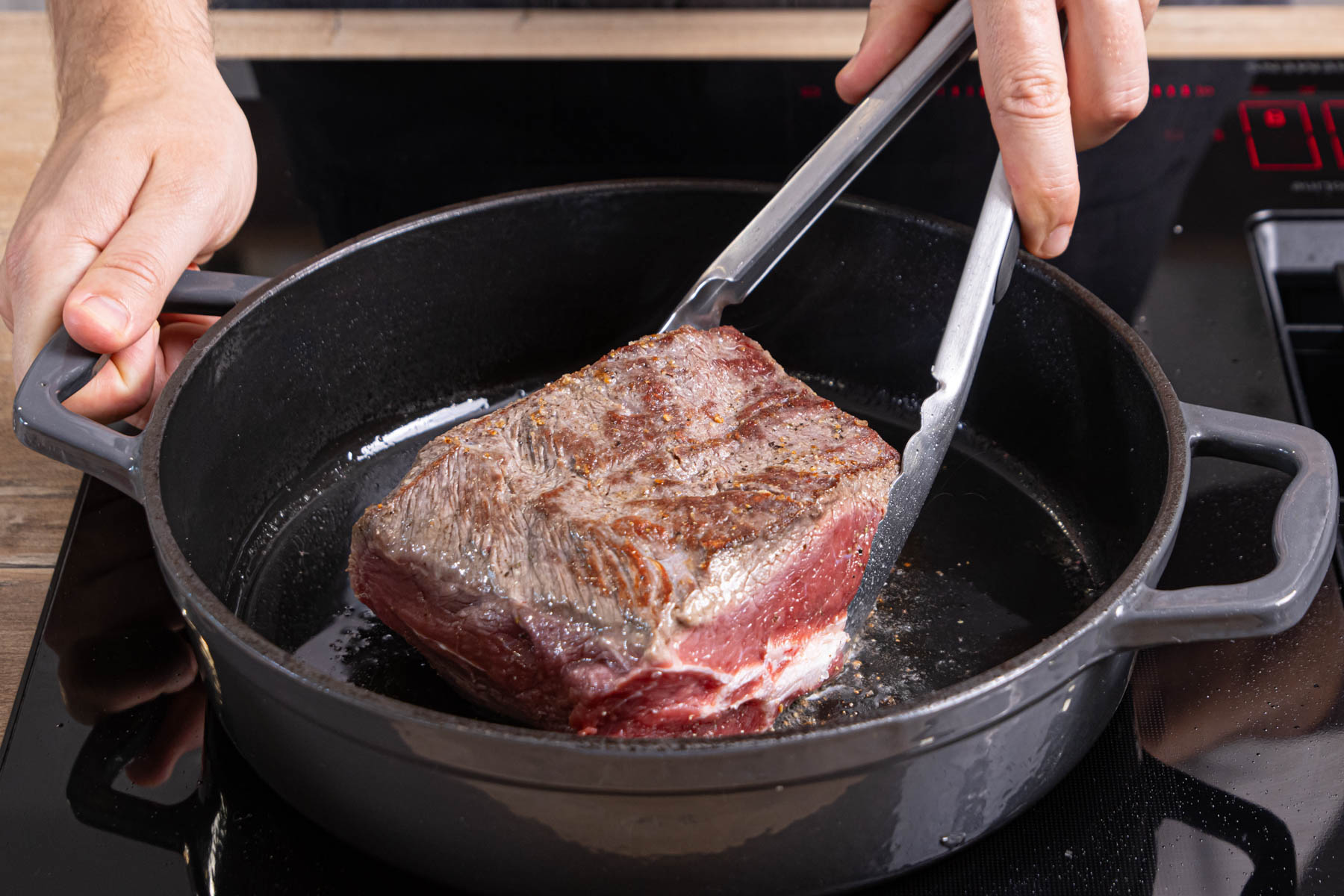 Rinderbraten scharf anbraten