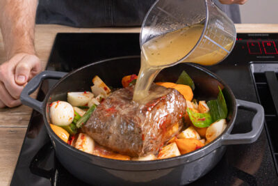 Schmorbraten vom Rind mit Rinderbrühe aufgießen