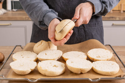 Brötchen aufschneiden