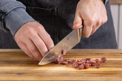Salami in Scheiben schneiden