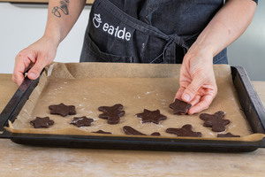Schokoplätzchen auf Backblech legen