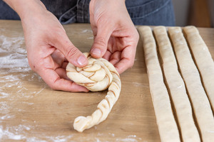 Zimtschnecken einrollen
