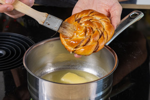 Schwedische Zimtschnecken mit Butter bestreichen