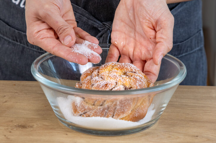 Zimtschnecken in Zucker wälzen
