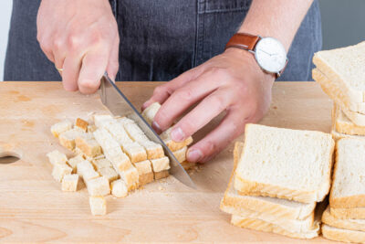 Brot in Würfel schneiden