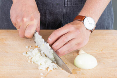 Zwiebeln und Knoblauch fein würfeln