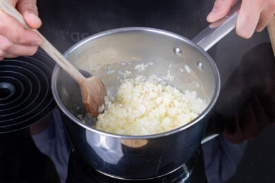 Zwiebel- und Knoblauchwürfel anbraten