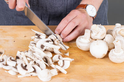 Champignons in Scheiben schneiden