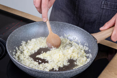 Zwiebeln und Knoblauch anschwitzen