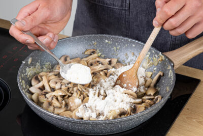gebratene Pilze mit Mehl andicken