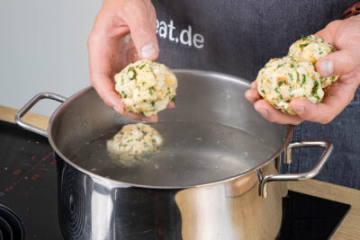 Semmelknödel in heißem Wasser ziehen lassen, nicht kochen