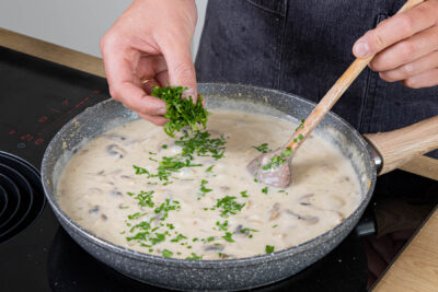 Pilzrahmsoße mit Petersilie, Salz und Pfeffer abschmecken