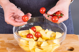 Tomaten dazugeben