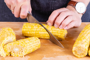 Maiskolben halbieren