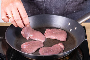 Straußensteak anbraten