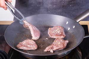 Straußensteak wenden