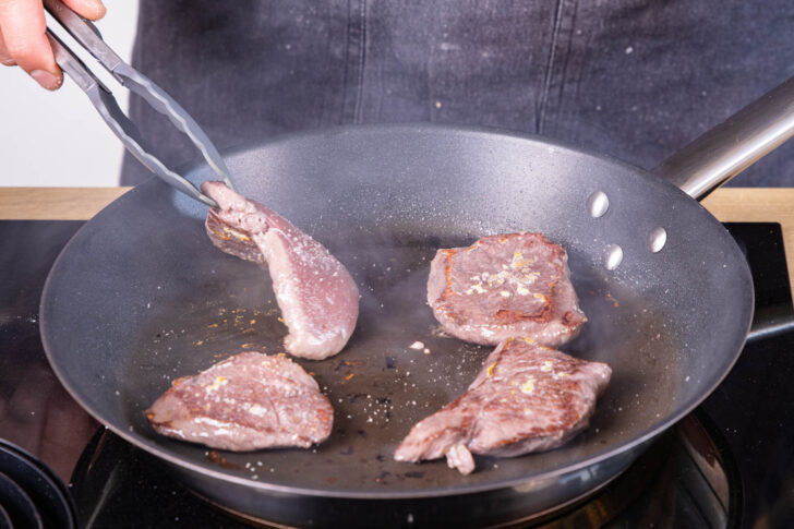 Straußensteak wenden