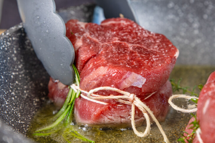 Rinderfilet in die Pfanne geben