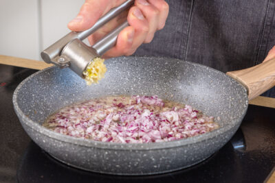 Knoblauch pressen