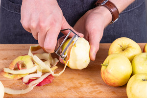 Äpfel schälen