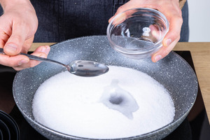 Wasser zum Zucker geben
