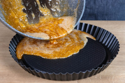 Karamellflüssigkeit in Tarte-Form gießen