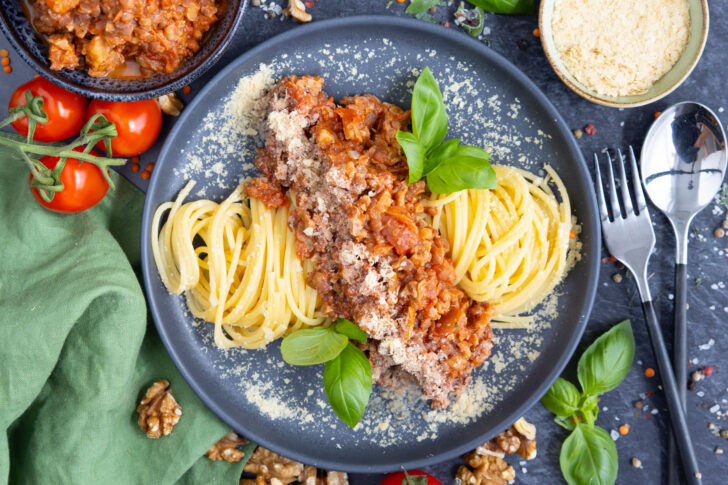 Vegane Spaghetti-Bolognese mit Walnüssen