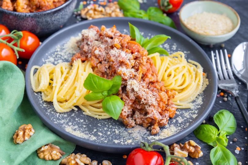 Vegane Spaghetti-Bolognese mit Walnüssen