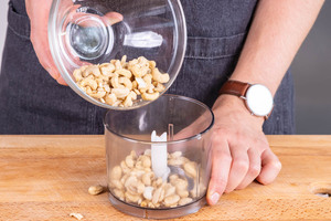 Cashewnüsse in Multizerkleinerer geben