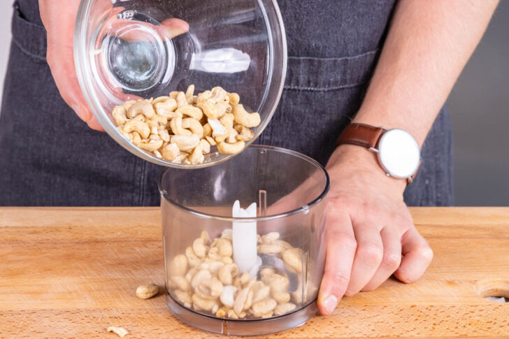 Cashewnüsse in Multizerkleinerer geben