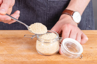 Veganen Parmesan in Glas füllen