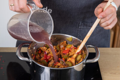 veganes Gulasch ablöschen