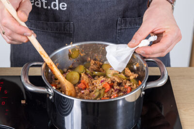 Gewürze dazugeben