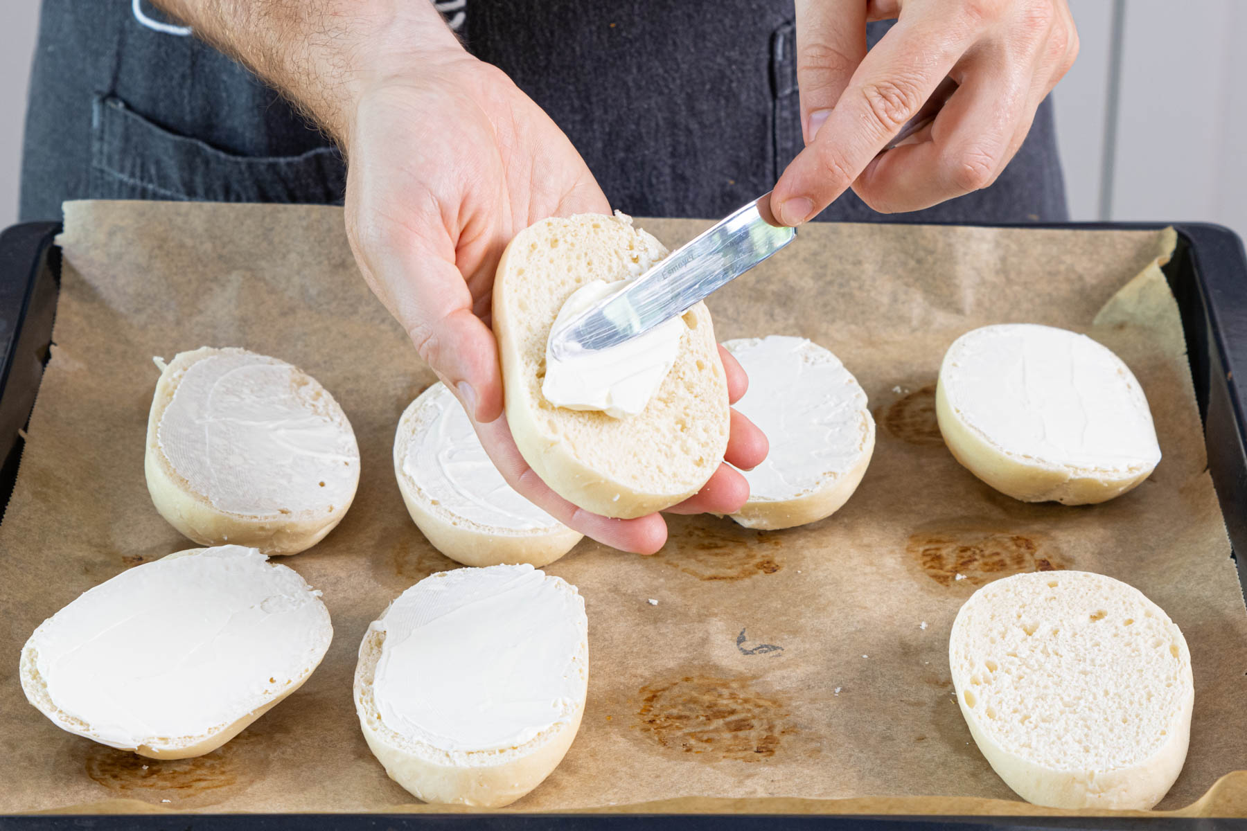 Brötchenhälften mit Frischkäse bestreichen