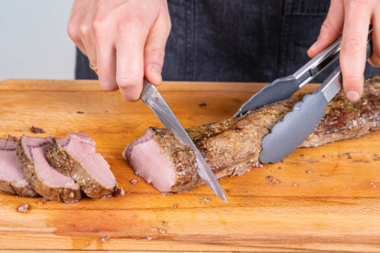 Wildschweinrückenfleisch in Stücke schneiden