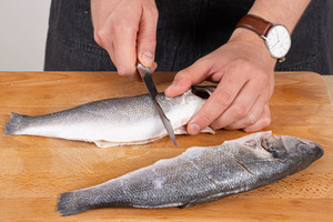 Fisch leicht einschneiden