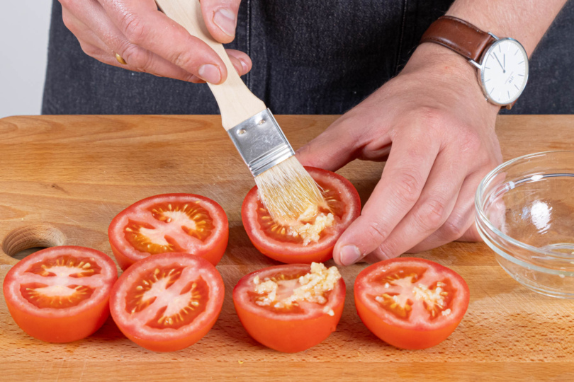 Tomaten mit Knoblauchmarinade einstreichen