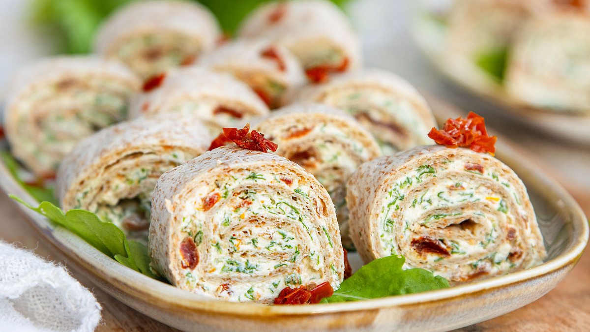 Vegetarische Wrap-Röllchen mit Rucola und Tomaten | Rezept - eat.de
