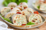 Vegetarische Wrap-Röllchen mit Rucola und Tomaten