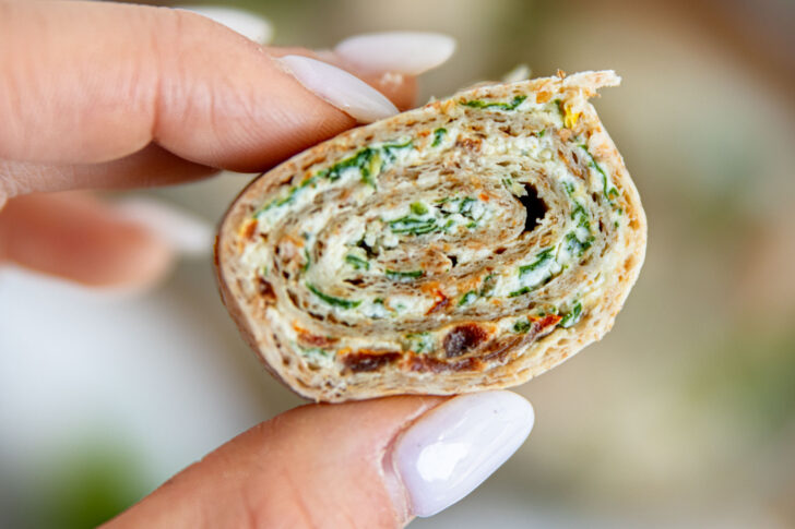 Vegetarische Wrap-Röllchen mit Rucola und Tomaten