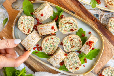 Vegetarische Wrap-Röllchen mit Rucola und Tomaten