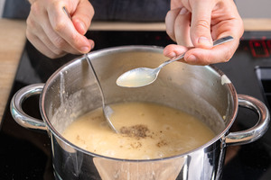 Soße mit Zitronensaft abschmecken