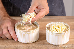 Würzfleisch nach DDR-Rezept mit Käse bestreuen