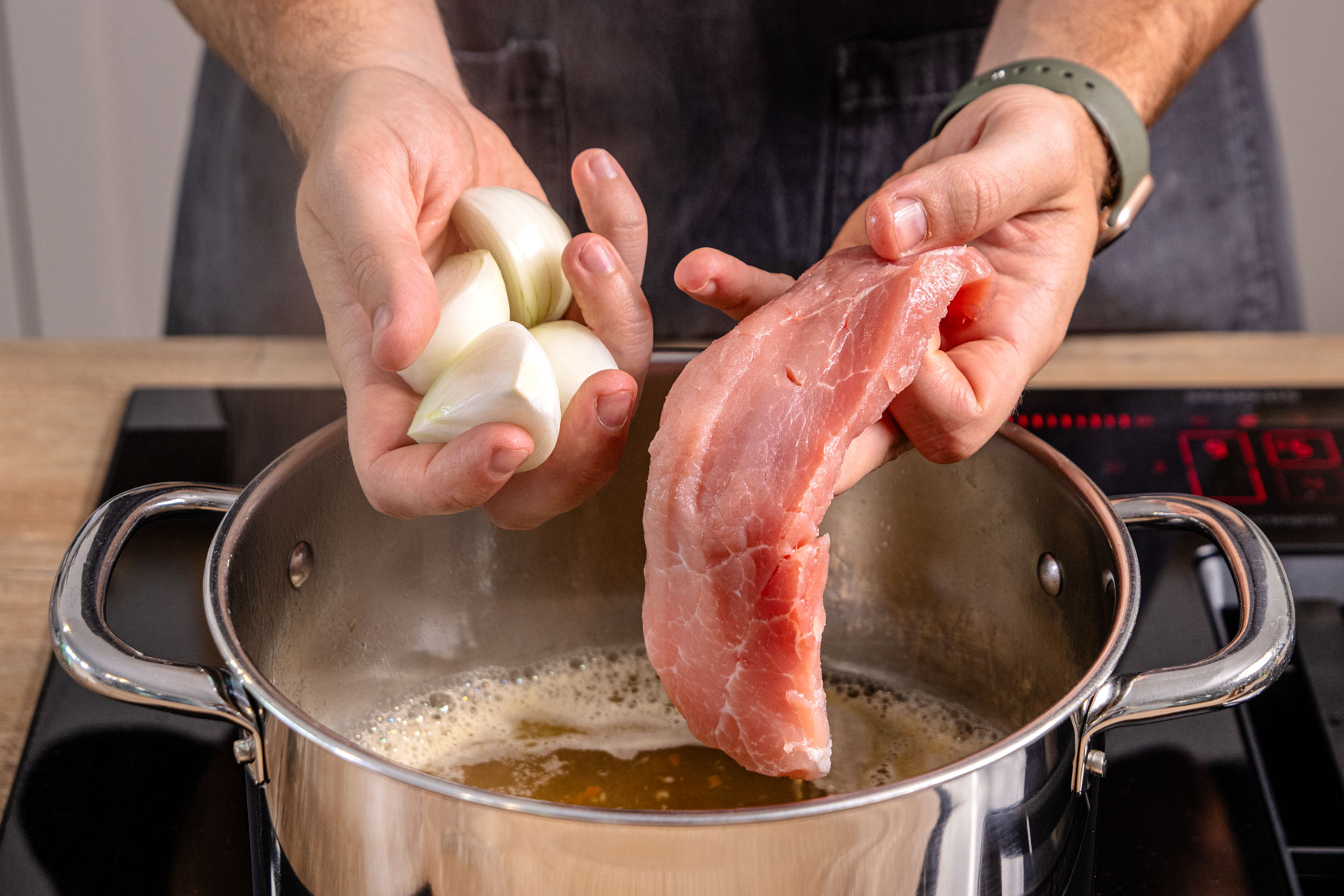Schnitzel und Zwiebel in Brühe kochen