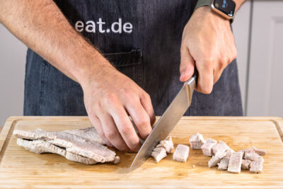Schweineschnitzel in Würfel schneiden
