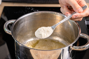 Mehl zur Butter geben