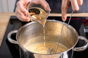 Mehlschwitze mit Weißwein ablöschen