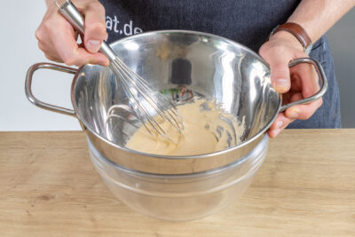 Zucker und Eigelbe aufschlagen